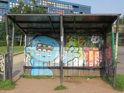 833020 Afbeelding van graffiti in een dugout bij de skatebaan in het Griftpark te Utrecht, met links een WTIP.